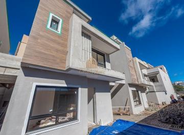 Casa · 140m² · 3 Quartos · 2 Vagas · Sobrado em condominio na divisa do Portão com Água Verde