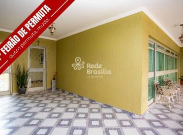 Casa · 235m² · 4 Quartos · 4 Vagas · QNA 55 | Casa térrea de esquina - na laje com 4 quartos - sendo 2 suítes - 4 vagas - estuda permuta 
