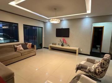 Casa de 5 quartos, Águas Claras · CASA NA ARNIQUEIRAS, REFORMADA, EXCELENTE LOCALIZAÇÃO! R$ 1.249.000,00.