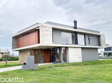 Casa · 308m² · 4 Quartos · 3 Vagas · Casa Beira Lago, com área privativa 307,76M²/ por R$ 4.280.000 - Eldorado do Sul