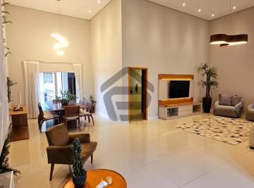 Living integrando sala de tv, sala de jantar e sala de estar com lareira. · Casa térrea em condomínio de alto padrão com 6 dormitórios.
