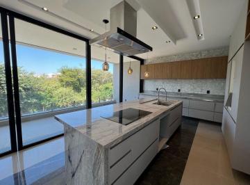 c03468d58f98b200ca8d8e937e6a7044e71d8196 · Casa com Elevador à Venda no Alphaville Nova Esplanada 1 – 04 Dormitórios, Piscina e Fundo para Mata