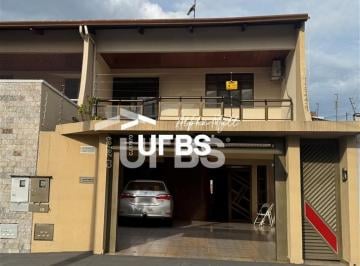 Casa · 186m² · 3 Quartos · 2 Vagas · Sobrado no Jardim América
