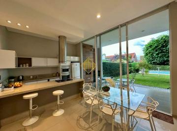Casa · 245m² · 4 Quartos · 8 Vagas · Conforto dos Sonhos em Casa Térrea com Piscina