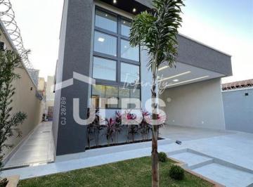 Casa · 156m² · 3 Quartos · 4 Vagas · Linda casa de 3 quartos com piscina e churrasqueira