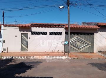 Casa · 220m² · 3 Quartos · 4 Vagas · Casa de Rua - Casa 3 quartos, sendo 1 suíte
