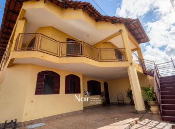 Casa de 4 quartos, Núcleo Bandeirante · Sobrado espaçoso, de esquina, com 4 quartos na Metropolitana 