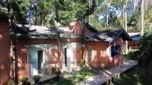 0 · Casa térrea em terreno plano localizada em condomínio próximo a entrada da Serra