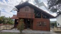 0 · Casa mista mesclando alvenaria e madeira no condomínio Alpes da Cantareira.