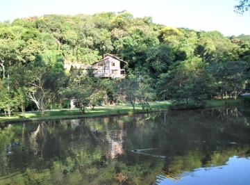 0 · Casa em condomínio fechado na Serra da Cantareira com visual cinematográfico.