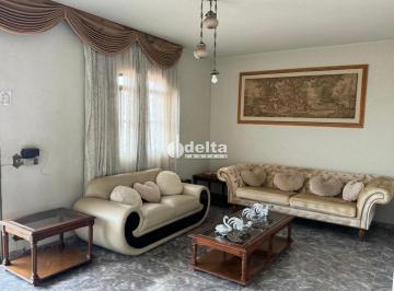 Casa · 398m² · 3 Quartos · 4 Vagas · Casa residencial disponível para venda no bairro Brasil em Uberlândia-MG