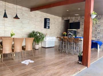 Casa · 300m² · 3 Quartos · 4 Vagas · Casa residencial  disponível para venda no bairro São Jorge em Uberlândia-MG