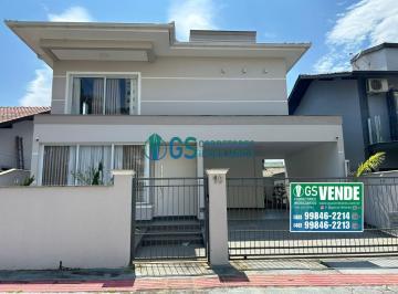 Casa · 300m² · 3 Quartos · 2 Vagas · Casa de 3 Dormitórios com Piscina e Garagem À Venda na Pedra Branca