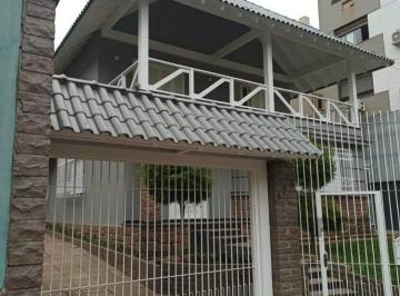 Casa · 515m² · 4 Quartos · 6 Vagas · Casa residencial de alto padrão com 4 quartos com suíte, piscina e 6 vagas para