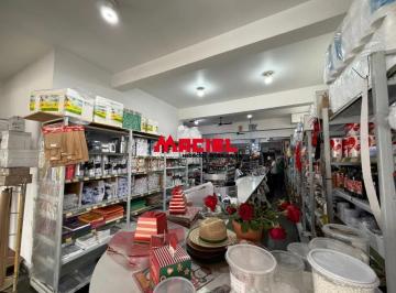 Casa · 409m² · 3 Vagas · Salão comercial + residência, gerando ótima renda