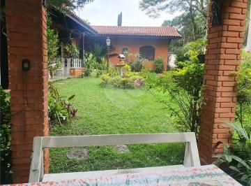 Imagem Principal · Linda residência em um bolsão residencial em Interlagos, Toda rodeada por um jardim.