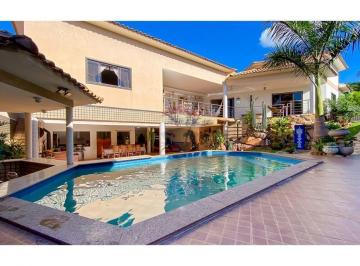 Casa · 580m² · 4 Quartos · 4 Vagas · Planejados - Escriturada - Porcelanato - Ar Condicionado - IPTU Individualizado - Arniqueiras