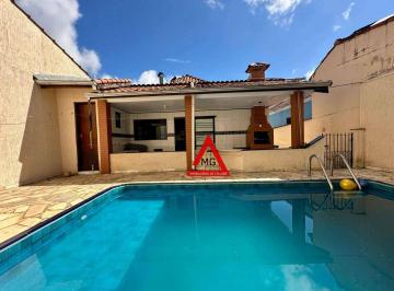 38ce974e5a5406e7066ea21d7d301ba58a906b08 · Casa com 3 quartos, com móveis planejados no centro de Maria da Fé-MG