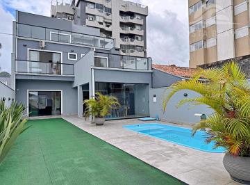 Casa · 300m² · 5 Quartos · 3 Vagas · Sobrado com piscina, próximo ao mar