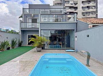 Casa · 300m² · 5 Quartos · 3 Vagas · Sobrado com piscina, próximo ao mar