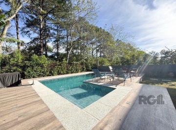 Casa · 232m² · 3 Quartos · 2 Vagas · Casa em condomínio com pátio, piscina, 3 suítes e 2 vagas