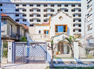 Casa · 294m² · 4 Quartos · 5 Vagas · Casa com piscina e 5 vagas em frente ao Zaffari na Luiz Afonso