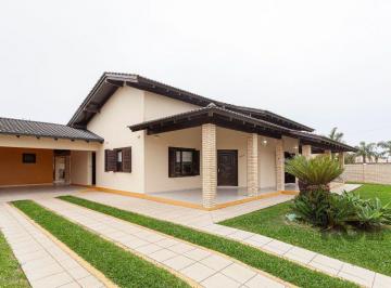 Casa · 334m² · 4 Quartos · 2 Vagas · Casa com 4 quartos, suítes, espaço gourmet, piscina, vaga de garagem, no centro de Torres/RS