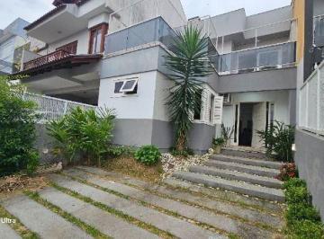 Casa · 209m² · 3 Quartos · 2 Vagas · Casa em Porto Alegre, no bairro Hípica, com 3 dormitório(s), e 3 banheiros, à venda.