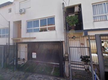 Casa · 135m² · 3 Quartos · 3 Vagas · Sobrado com 3 quartos, 1 suíte, lareira, churrasqueira, 3 vagas cobertas na zona sul.