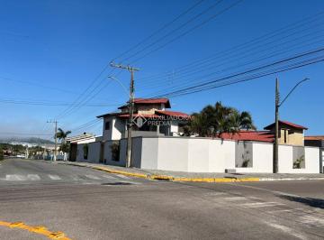 Casa · 340m² · 4 Quartos · 4 Vagas · Casa de Alto Padrão com Piscina e Mobiliada - Bairro Village, Imbituba/SC