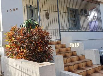 695483_i1e1446_6954836826652bd4024.jpg · Casa de 5 dormitórios c/ 2 apartamentos individuais e 5 vagas de garagem no Menino Deus