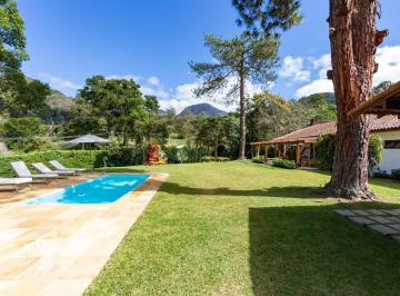 Casa · 289m² · 5 Quartos · 2 Vagas · Casa linear com 5 quartos, cercada de muito verde no Quebra Frascos, Teresópolis.