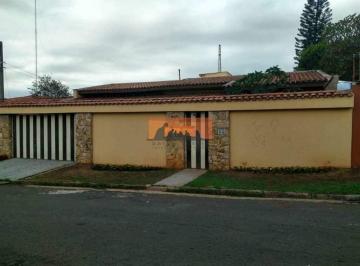 Casa · 274m² · 5 Quartos · 4 Vagas · Linda casa térrea, espaçosa, confortável, segura e com excelente localização