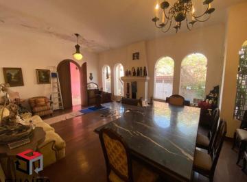 Casa · 131m² · 2 Quartos · 2 Vagas · Casa térrea em Vila com Segurança 24h. Duas suítes, sala dois ambientes e 2 vagas. 