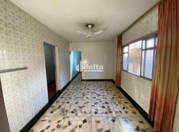 Casa · 375m² · 3 Quartos · 2 Vagas · Casa com 3 quartos sendo 1 suíte disponível para venda no bairro Martins em Uberlândia-MG