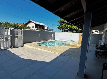 61bbf1ab8c1d7816231194493f5898e60470ce13 · Lindo sobrado com piscina a apenas 50 metros da praia em Navegantes