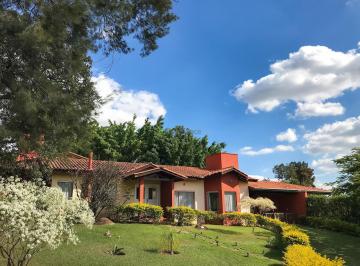 Casa térrea isolada em um amplo terremo. · Casa térrea em condomínio fechado em Salto, a poucos minutos de São Paulo, com 2.566m² de terreno, 4