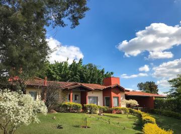 Casa térrea isolada em um amplo terremo. · Casa térrea em condomínio fechado em Salto, a poucos minutos de São Paulo, com 2.566m² de terreno, 4