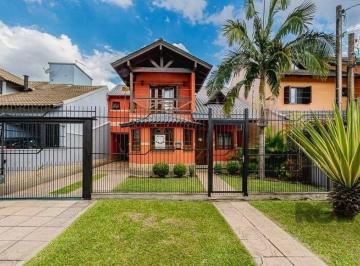 Casa · 209m² · 3 Quartos · 3 Vagas · Excelente casa de 209m² com 3 dormitórios, piscina e 3 vagas de garagem.