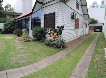 Casa · 90m² · 3 Quartos · 3 Vagas · Casa no Centro de Tramandai com pátio