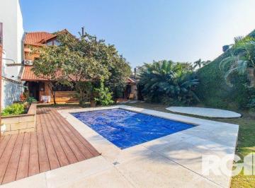 Casa · 335m² · 3 Quartos · 4 Vagas · Casa espaçosa com 3 dormitórios, pátio com piscina e 4 vagas
