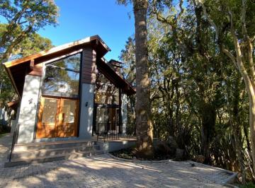 Casa · 180m² · 3 Quartos · Residência Exclusiva com 3 Suítes e Ampla Área Verde na Região do Pinheiro Gross