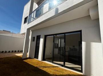 Casa · 138m² · 3 Quartos · 2 Vagas · Sobrado com 3 quadros à venda no Bairro Vida Nova - Uberlândia/MG