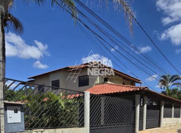 Foto 01 · CASA DE 04 QUARTOS COM TERRENO DE 1.327M² LAZER COMPLETO COM PISCINA E CHURRASQUEIRA EM ARNIQUEIRA-D