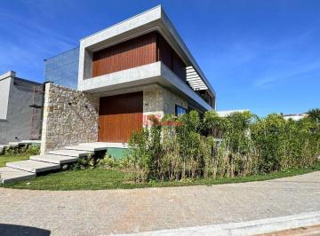 imovel_5881_77175.jpg · Casa de Luxo 3 suítes, armários planejados e elevador