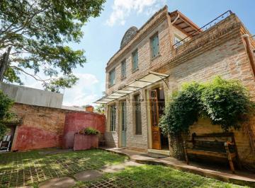 Casa · 600m² · 10 Quartos · 4 Vagas · Casa linda com personalidade no melhor do bairro !a 2 quadras da escola Waldorf