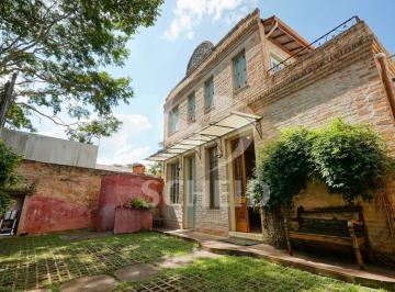 Casa · 600m² · 10 Quartos · 4 Vagas · Casa linda com personalidade no melhor do bairro !a 2 quadras da escola Waldorf