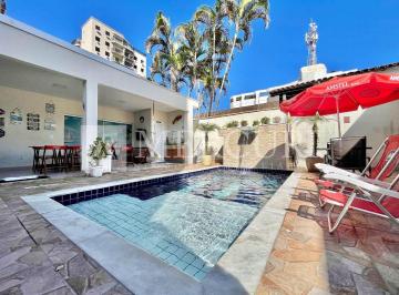 8ca433ba7bb7794c403e2fc9a40a5ba1a6f55e53 · Casa Térrea no Guarujá, Enseada, com Área Gourmet, 5 Vagas de Garagem e 4 Suítes - Mercuri Imóveis -