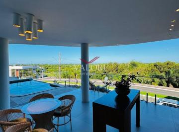 Casa · 400m² · 5 Quartos · 6 Vagas · Casa em condomínio fechado com 5 suites.