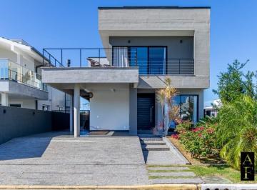 Casa · 290m² · 3 Quartos · 2 Vagas · Casa em Garopaba de Alto Padrão